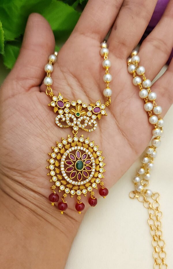 Simple & Elegent Pearl Chain